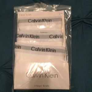 Calvin Klien 6/7 boys briefs